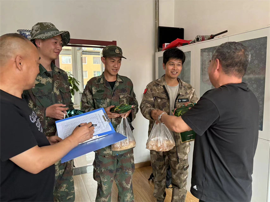 1721613876543345.jpg 0718綜合調(diào)查設(shè)計(jì)處組織開展夏日“送清涼”活動(dòng) (1).jpg