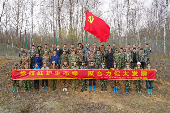 1746515648500194.jpg 黨旗紅護(hù)生態(tài)綠 聚合力促大發(fā)展泉林公司機(jī)關(guān)黨委組織開展植樹造林主題黨日活動(6).jpg
