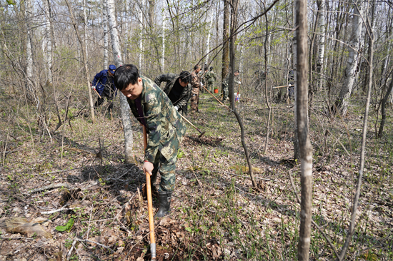 1746515668186849.jpg 黨旗紅護(hù)生態(tài)綠 聚合力促大發(fā)展泉林公司機(jī)關(guān)黨委組織開展植樹造林主題黨日活動(3).jpg