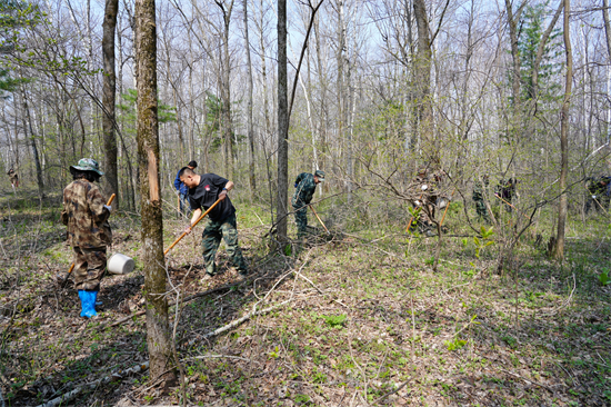 1746515673878800.jpg 黨旗紅護(hù)生態(tài)綠 聚合力促大發(fā)展泉林公司機(jī)關(guān)黨委組織開展植樹造林主題黨日活動(4).jpg