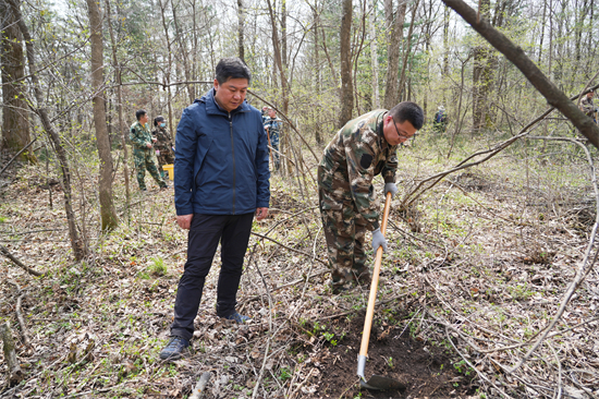 1746515685659996.jpg 黨旗紅護(hù)生態(tài)綠 聚合力促大發(fā)展泉林公司機(jī)關(guān)黨委組織開展植樹造林主題黨日活動(5).jpg