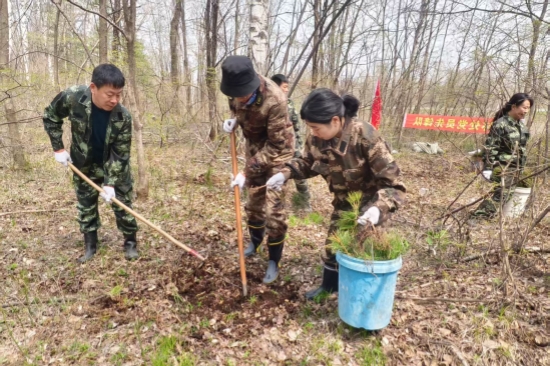 1746580034680292.jpg 營(yíng)林處:黨旗引領(lǐng)添新綠 植樹造林踐初心(1).jpg