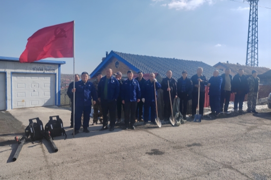 1747377382391260.jpg 撫安林場(chǎng)開展公路環(huán)境清理主題黨日活動(dòng)(2).jpg