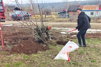 扮靚林區(qū)新顏值 共建綠色宜居家園 泉林公司全面開展環(huán)境綠化美化凈化專項行動（4）.jpg