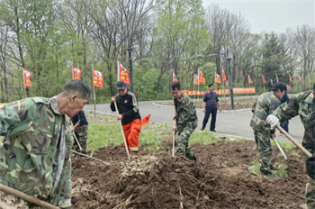 扮靚林區(qū)新顏值 共建綠色宜居家園 泉林公司全面開展環(huán)境綠化美化凈化專項行動（6）.jpg