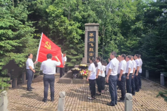 1751598225300603.jpg 傳承紅色基因 筑牢紀(jì)律防線 大川林場與物資公司黨支部聯(lián)合開展慶“七一”主題教育活動(3).jpg