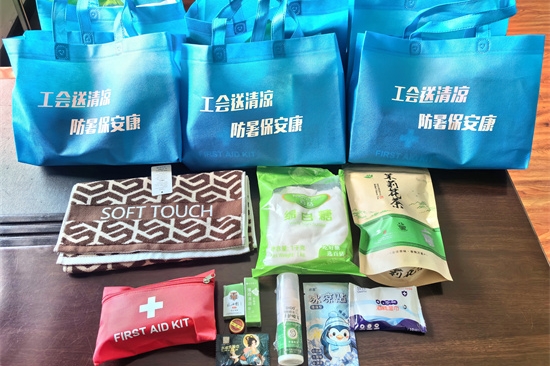 情滿夏日 泉林公司開展“工會送清涼 防暑保安康”慰問一線員工活動（3）.jpg