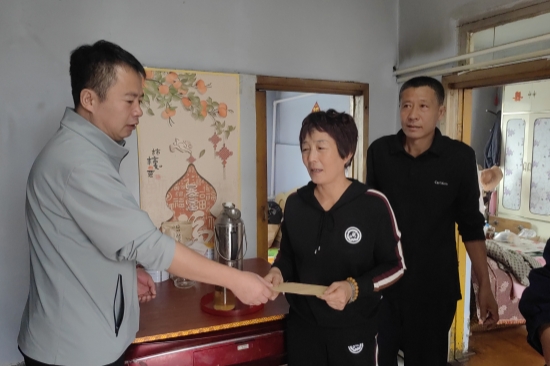 1760080728265580.jpg 大東林場(chǎng)工會(huì)組織開(kāi)展愛(ài)心慰問(wèn)活動(dòng)(2).jpg