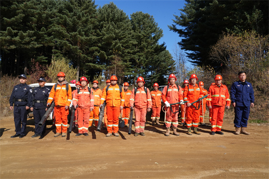 1761809398268301.jpg 興參林場(chǎng)開(kāi)展實(shí)戰(zhàn)化森林滅火演練(1).jpg