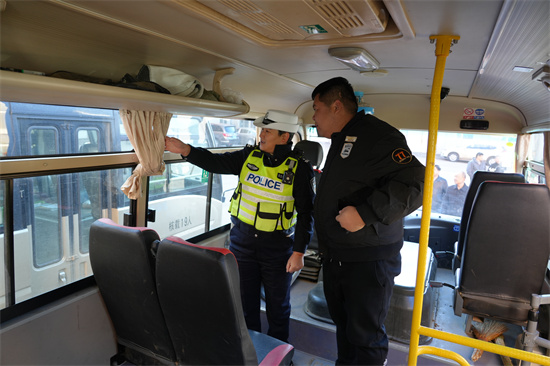 1761810317866790.jpg 筑牢交通防線 嚴(yán)守安全底線 泉林公司開展通勤車安全專項(xiàng)檢查(4).jpg