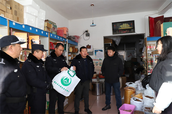 舌尖不碰“紅線” 生態(tài)方有“底線” 泉林公司開展野生動物保護(hù)普法宣傳活動（2）.jpg